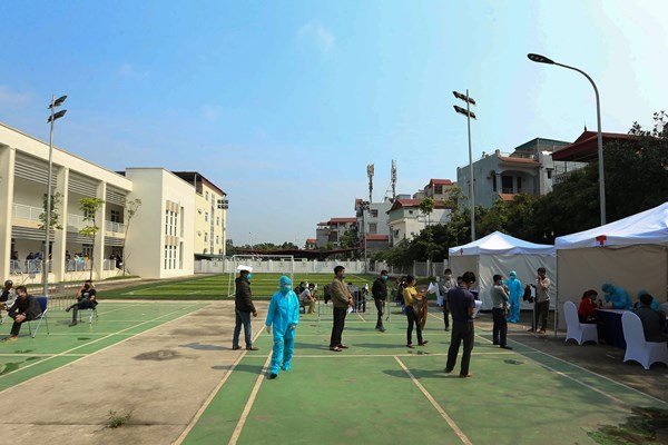 Hà Nội test nhanh Covid -19 cho người buôn hoa tại các khu chợ liên quan đến bệnh nhân 243 - Anh 1