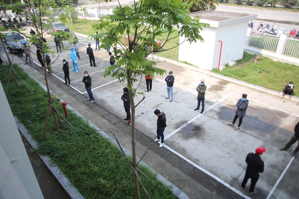 Hà Nội test nhanh Covid -19 cho người buôn hoa tại các khu chợ liên quan đến bệnh nhân 243 - Anh 2