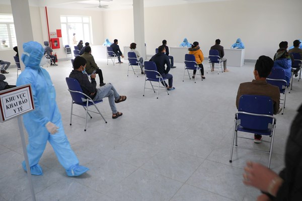 Hà Nội test nhanh Covid -19 cho người buôn hoa tại các khu chợ liên quan đến bệnh nhân 243 - Anh 4