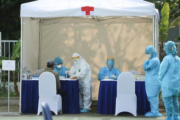 Hà Nội test nhanh Covid -19 cho người buôn hoa tại các khu chợ liên quan đến bệnh nhân 243 - Anh 6