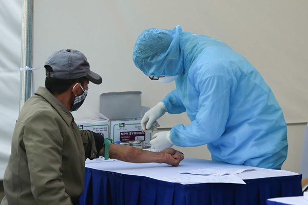 Hà Nội test nhanh Covid -19 cho người buôn hoa tại các khu chợ liên quan đến bệnh nhân 243 - Anh 7