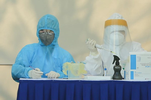 Hà Nội test nhanh Covid -19 cho người buôn hoa tại các khu chợ liên quan đến bệnh nhân 243 - Anh 8