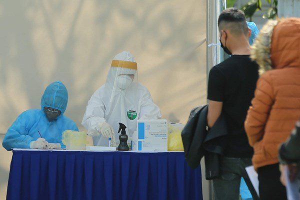 Hà Nội test nhanh Covid -19 cho người buôn hoa tại các khu chợ liên quan đến bệnh nhân 243 - Anh 9
