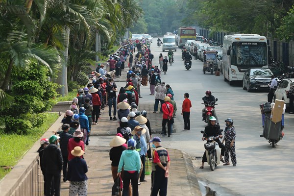 Hà Nội: Người nghèo xếp hàng dài cả cây số đi “siêu thị 0 đồng” giữa đại dịch Covid – 19 - Anh 3