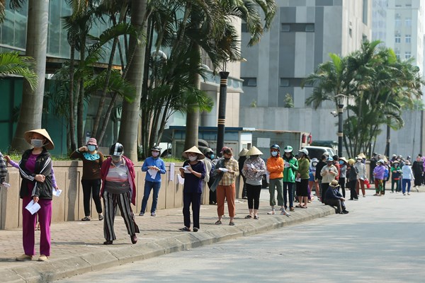 Hà Nội: Người nghèo xếp hàng dài cả cây số đi “siêu thị 0 đồng” giữa đại dịch Covid – 19 - Anh 4