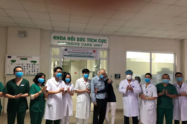 Vợ chồng bệnh nhân người Anh được điều trị khỏi bệnh Covid-19: Điều nằm ngoài sức tưởng tượng của ông bà Dixong - Anh 1