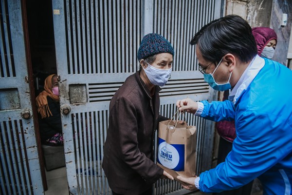 “Triệu bữa cơm” đến với những người khó khăn - Anh 1