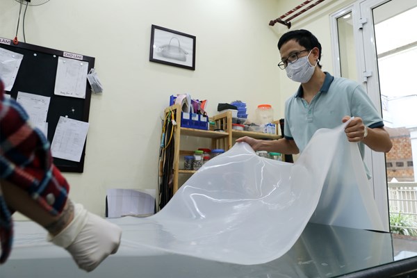 Gần 1 vạn sản phẩm “tai giả” tặng y bác sĩ tuyến đầu chống dịch COVID-19 - Anh 1