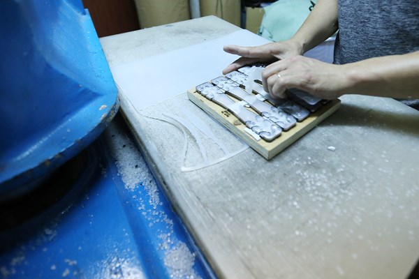 Gần 1 vạn sản phẩm “tai giả” tặng y bác sĩ tuyến đầu chống dịch COVID-19 - Anh 3