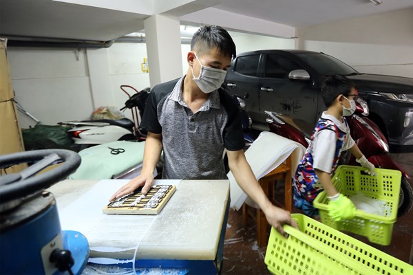 Gần 1 vạn sản phẩm “tai giả” tặng y bác sĩ tuyến đầu chống dịch COVID-19 - Anh 5