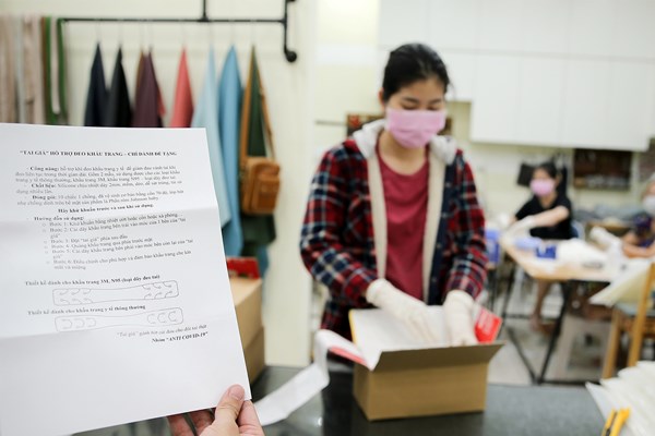 Gần 1 vạn sản phẩm “tai giả” tặng y bác sĩ tuyến đầu chống dịch COVID-19 - Anh 9