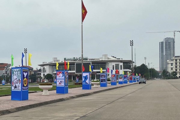 Bộ VHTTDL triển lãm tranh cổ động tấm lớn kỷ niệm 45 năm Ngày Giải phóng miền Nam, thống nhất đất nước - Anh 5