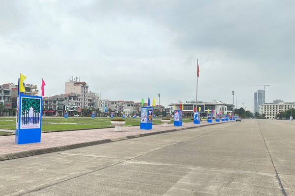 Bộ VHTTDL triển lãm tranh cổ động tấm lớn kỷ niệm 45 năm Ngày Giải phóng miền Nam, thống nhất đất nước - Anh 4