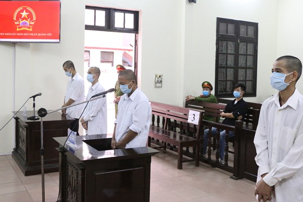 Quảng Ninh:​​​​​​​ Bốn đối tượng đánh cán bộ phòng chống dịch Covid -1 19 lĩnh án - Anh 1