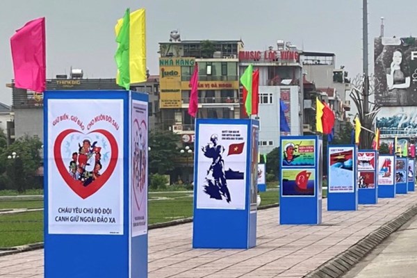 Triển lãm tranh cổ động tấm lớn kỷ niệm 45 năm Ngày Giải phóng miền Nam - Anh 1