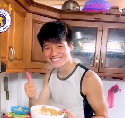 Thủ môn Phí Minh Long trổ tài nấu ăn - Anh 1