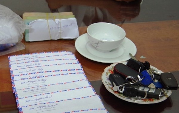 Hải Dương:​​​​​​​ Bắt giữ 15 đối tượng đánh bạc, thu giữ 4 ô tô và hơn 300 triệu - Anh 2