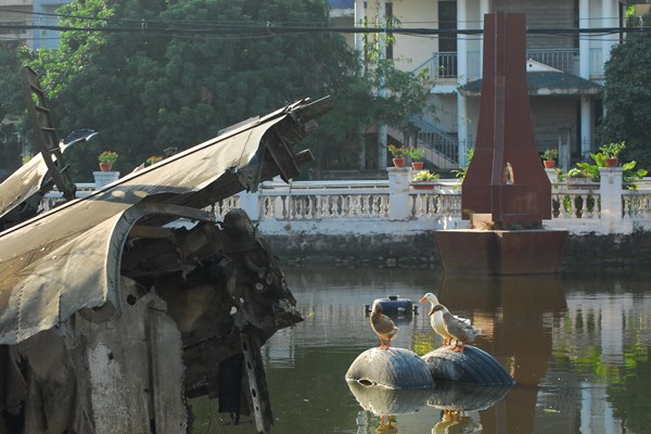 “Pháo đài bay rụng đỏ mặt hồ” - Anh 2