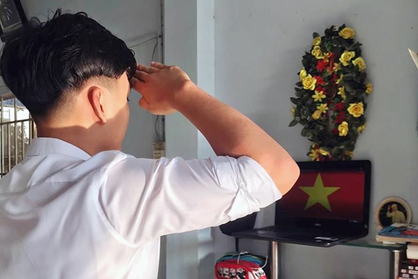 Xúc động lễ chào cờ trực tuyến - Anh 1