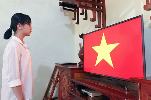 Xúc động lễ chào cờ trực tuyến - Anh 2