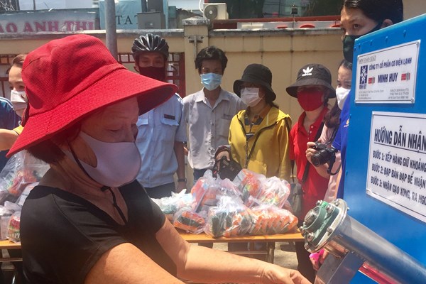 Hội Nhà báo TP.HCM tặng 3 cây “ATM gạo” - Anh 1