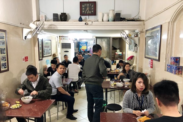 Hà Nội: Dừng cách ly xã hội, các hàng quán nô nức mở cửa - Anh 1