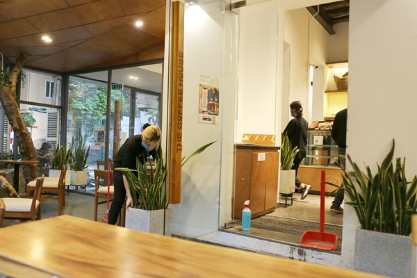 Hà Nội: Dừng cách ly xã hội, các hàng quán nô nức mở cửa - Anh 10