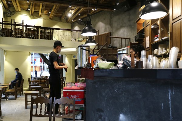 Hà Nội: Dừng cách ly xã hội, các hàng quán nô nức mở cửa - Anh 11