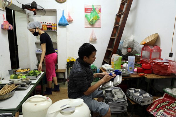 Hà Nội: Dừng cách ly xã hội, các hàng quán nô nức mở cửa - Anh 12