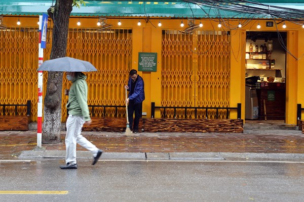 Hà Nội: Dừng cách ly xã hội, các hàng quán nô nức mở cửa - Anh 4