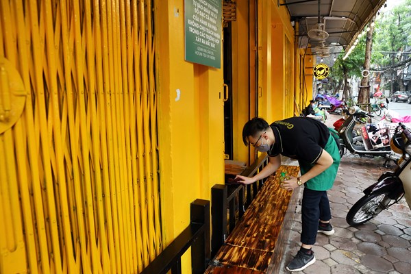 Hà Nội: Dừng cách ly xã hội, các hàng quán nô nức mở cửa - Anh 5