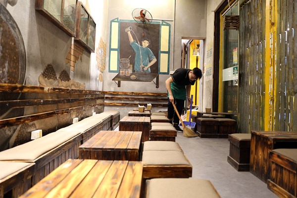 Hà Nội: Dừng cách ly xã hội, các hàng quán nô nức mở cửa - Anh 7