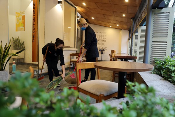 Hà Nội: Dừng cách ly xã hội, các hàng quán nô nức mở cửa - Anh 9