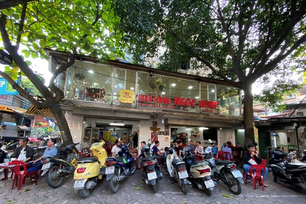 Hà Nội: Các quán nhậu đông nghịt người sau vài ngày nới lỏng cách ly xã hội - Anh 1