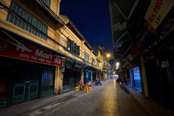 Hà Nội: Các quán nhậu đông nghịt người sau vài ngày nới lỏng cách ly xã hội - Anh 10