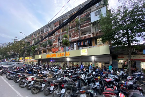 Hà Nội: Các quán nhậu đông nghịt người sau vài ngày nới lỏng cách ly xã hội - Anh 2
