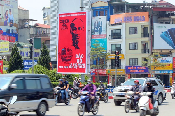 Hà Nội rực rỡ cờ hoa chào mừng các ngày lễ lớn - Anh 1