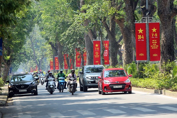 Hà Nội rực rỡ cờ hoa chào mừng các ngày lễ lớn - Anh 2