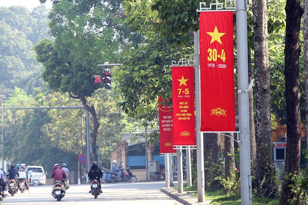 Hà Nội rực rỡ cờ hoa chào mừng các ngày lễ lớn - Anh 3