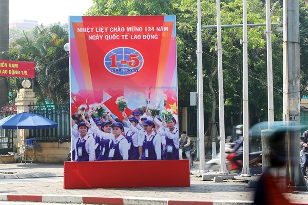Hà Nội rực rỡ cờ hoa chào mừng các ngày lễ lớn - Anh 6