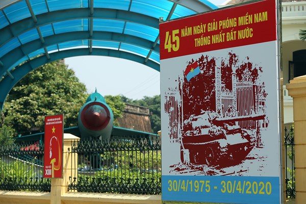 Hà Nội rực rỡ cờ hoa chào mừng các ngày lễ lớn - Anh 9