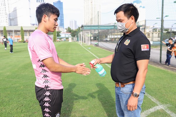 CLB Hà Nội trở lại tập luyện và đảm bảo an toàn phòng chống dịch Covid - Anh 2