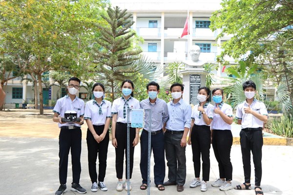 Thầy trò “bắt” máy​​​​​​​ rửa tay “biết nói”... - Anh 1