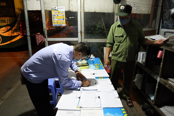 Hà Nội: Đảm bảo phòng, chống dịch Covid-19 trên xe buýt - Anh 11