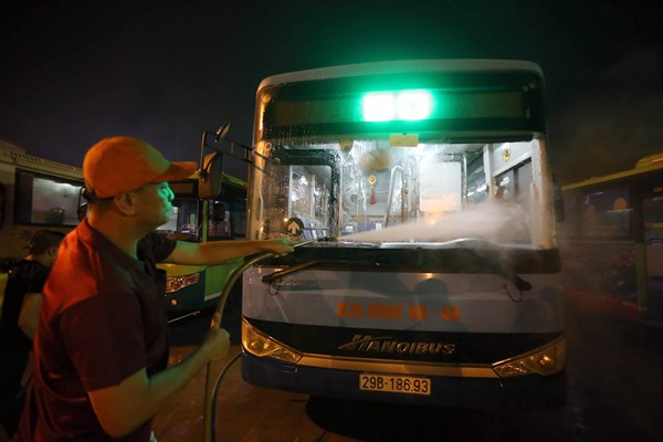 Hà Nội: Đảm bảo phòng, chống dịch Covid-19 trên xe buýt - Anh 4