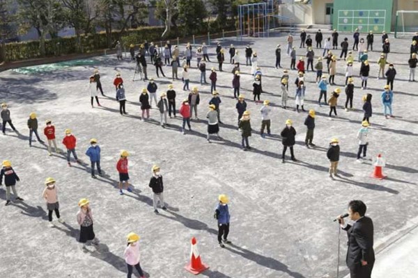 Nhật Bản thảo luận về việc mở cửa lại các trường học vào tháng 9.2020 - Anh 1