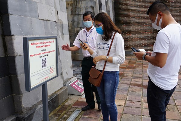 Di sản Huế đón khách tham quan nhưng “kiếm soát” chặt chẽ - Anh 1