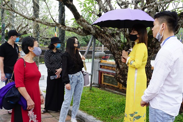 Di sản Huế đón khách tham quan nhưng “kiếm soát” chặt chẽ - Anh 5
