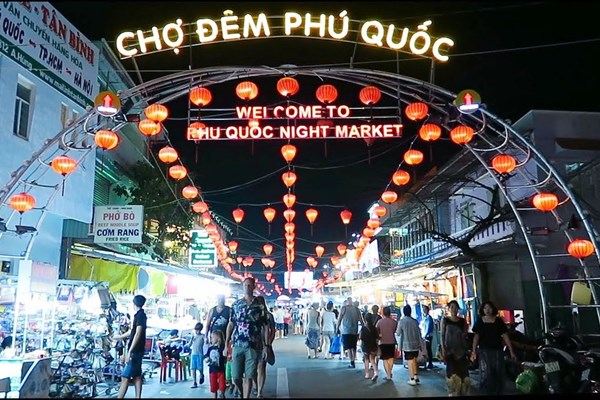 Chợ đêm Phú Quốc hoạt động trở lại - Anh 1