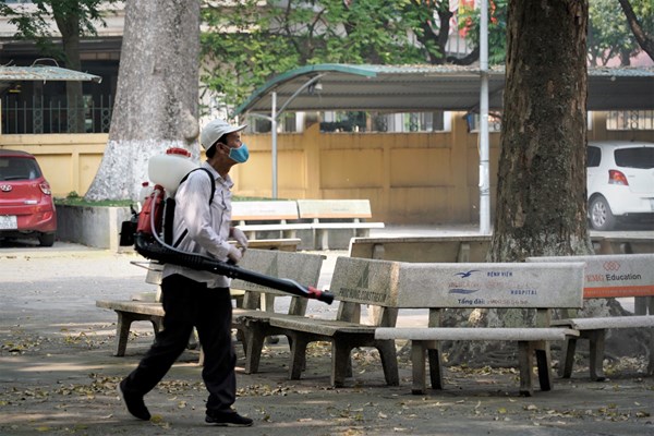 Dọn vệ sinh khử khuẩn, chuẩn bị đón học sinh quay lại trường - Anh 1